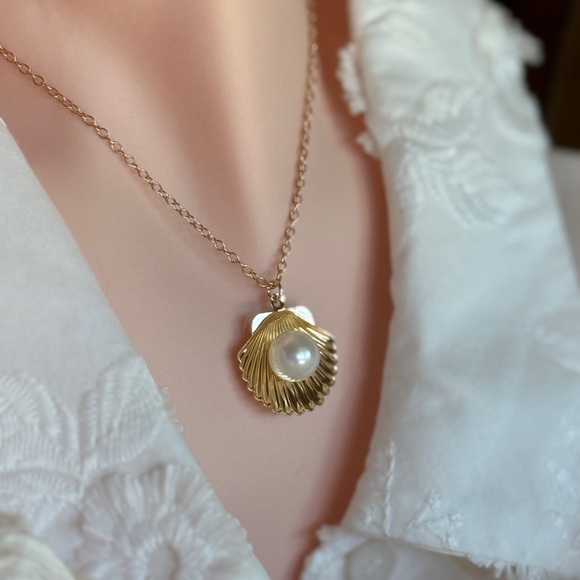 Casual Gold Tone Seashell Necklace with Pearl - Picture 5 of 5